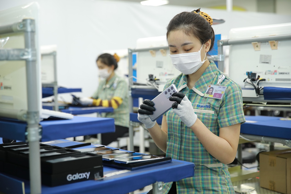 Nhân viên sản xuất smartphone Samsung trong nhà máy tại Thái Nguyên. Ảnh: SEVT