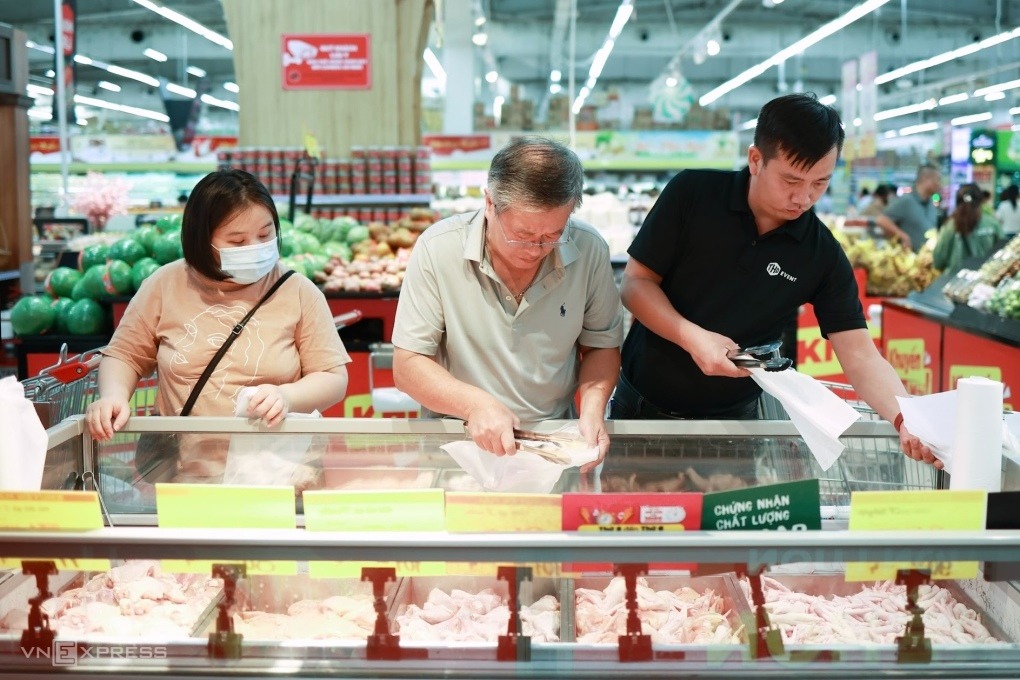 Chị Hoài Thu, ngoài cùng bên trái, đang chờ để mua thịt giá tốt tại một siêu thị ở Hà Nội ngày 30/10. Ảnh: Anh Kiệt