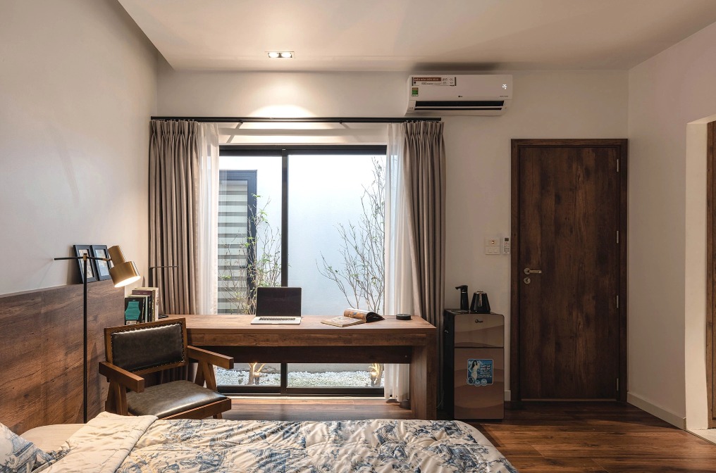 Phòng ngủ nằm cạnh giếng trời. Ảnh: Humi Studio
