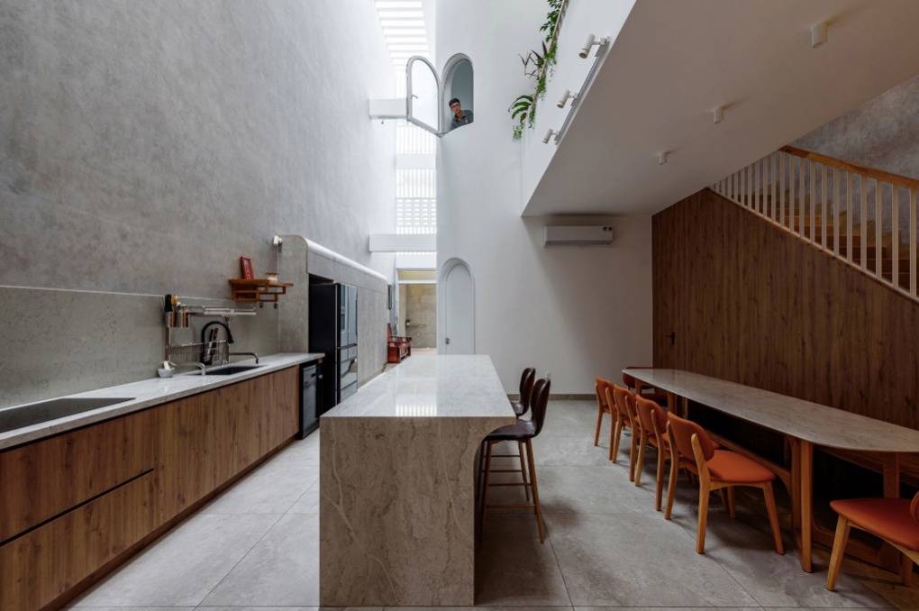 Giếng trời như khe sáng giữa nhà. Ảnh: Lonton Studio