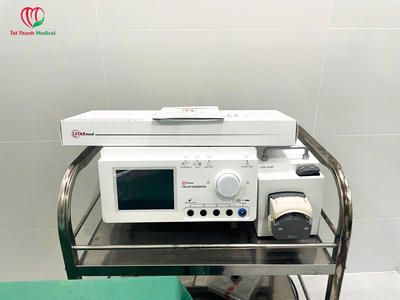 Tất Thành bàn giao máy đốt sóng cao tần RFA – Khởi đầu công nghệ điều trị trĩ hiện đại cho phòng khám ngoại